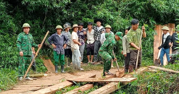 Chiến sĩ quân hàm xanh hỗ trợ người dân dựng lại cầu gỗ bị lũ cuốn