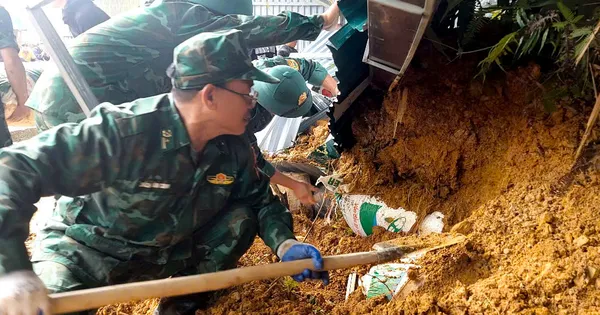 Bộ đội Biên phòng đào đất cứu tài sản, khắc phục hậu quả sạt lở đất giúp người dân