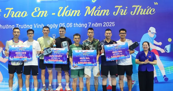 16 cặp vận động viên xuất sắc được nhận cup tại Giải Pickleball ‘Quạt mát trao em - Ươm mầm tri thức’