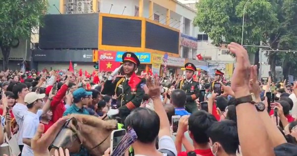 Người dân đứng kín bên đường chào đón các chiến sĩ diễu binh, diễu hành sáng 30/4