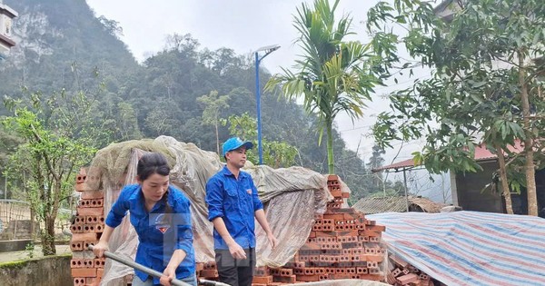 Thanh niên Phú Thọ gùi gạch, trộn vữa, vào vai thợ xây giúp xóa nhà tạm