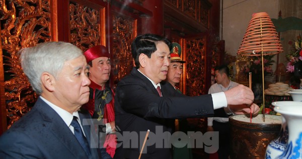 Chủ tịch nước, lãnh đạo cấp cao của Đảng, Nhà nước kính cẩn dâng hương các Vua Hùng