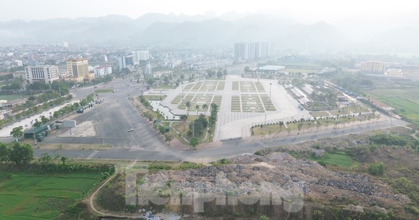 'Núi' rác thải xây dựng cạnh quảng trường ở trung tâm thành phố Hòa Bình