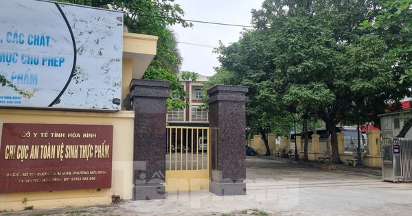 Công an làm việc với Chi cục An toàn vệ sinh thực phẩm Hoà Bình về việc 305 nhãn hiệu sữa giả