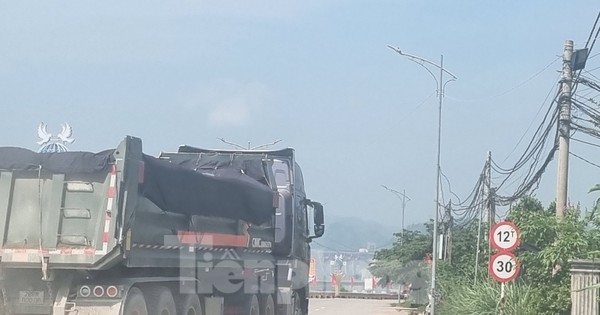 Hoà Bình: Đường đê mới đầu tư bị xe quá tải quần thảo cả ngày
