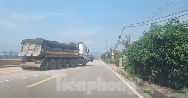 Đường đê mới đầu tư tại Hoà Bình bị xe quá tải quần thảo: Khó xử lý dứt điểm hay 'buông'?