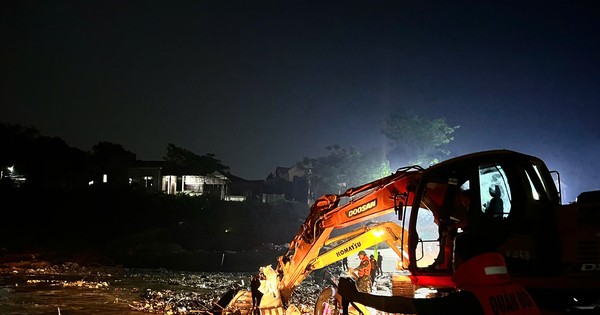 Bộ đội công binh ngày đêm túc trực bảo vệ cầu phao Phong Châu vì nước sông Hồng chảy xiết