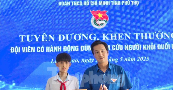 Trao bằng khen nam sinh dũng cảm cứu bạn giữa dòng nước xiết