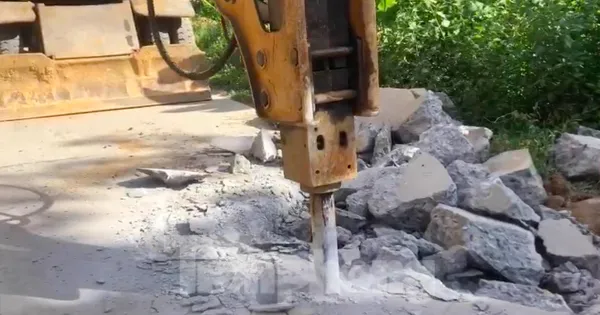 Khắc phục những vết nứt trên tuyến đường 80 tỷ ở Hòa Bình