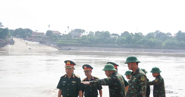 Thiếu tướng quân đội tới kiểm tra cầu phao Phong Châu