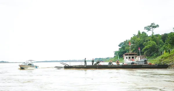 Dùng phà quân sự đưa người dân qua sông thay cho cầu phao Phong Châu