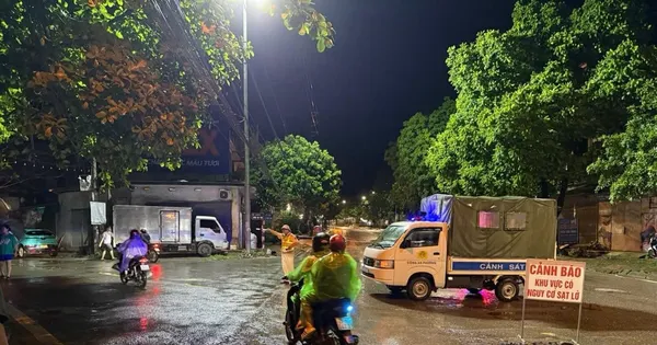 Đường tại thành phố Hòa Bình nứt gãy sau mưa lớn, tạm thời cấm đường