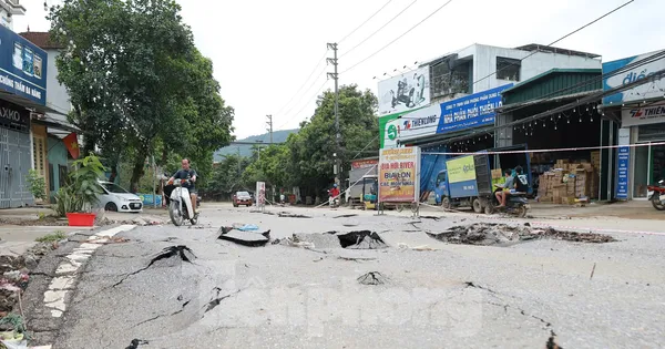 Cận cảnh tuyến đường nhựa bị bong bật, nứt vỡ nghiêm trọng sau mưa lớn tại thành phố Hoà Bình