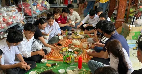 Cơm trưa, chỗ nghỉ miễn phí: Nghĩa tình mùa thi từ vợ chồng vùng núi