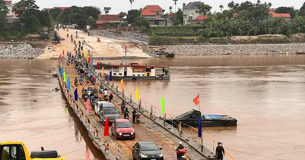 Lũ trên sông Hồng xuống thấp, cầu phao Phong Châu hoạt động trở lại