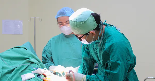 'Thần y' tiêm thuốc lạ trị đau lưng, bệnh nhân nhiễm trùng suýt mất mạng