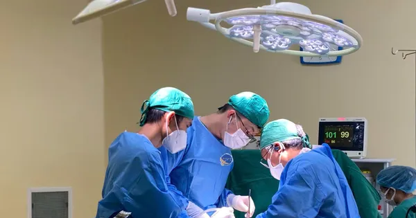 Phát hiện 'quả trứng' trong ổ bụng cụ ông gần 100 tuổi sau nhiều ngày bí tiểu