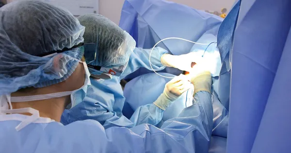 Điểm mặt bộ ba nguyên nhân khiến bệnh trĩ tấn công giới trẻ
