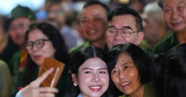 Thí sinh Hoa hậu Việt Nam tham dự điểm cầu 'Vang mãi khúc khải hoàn' tại Hà Nội