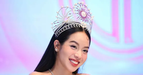 Thí sinh Hoa hậu Việt Nam chờ màn final walk của Thanh Thủy