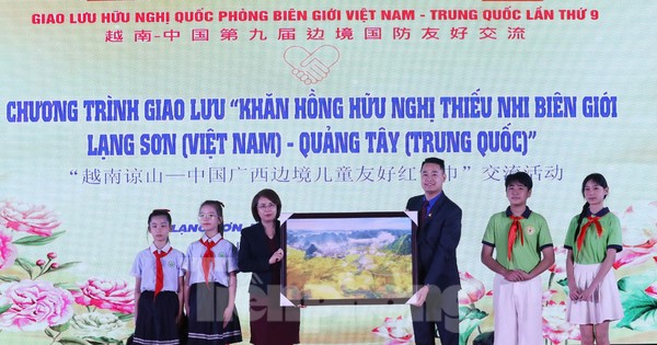 Khăn hồng hữu nghị gắn kết thiếu nhi hai nước Việt - Trung