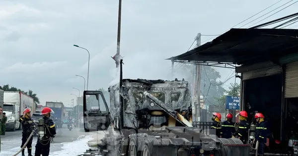 Lạng Sơn: Cháy dữ dội trên quốc lộ, 2 xe ô tô bị thiêu rụi