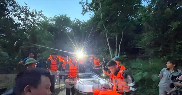Nước dâng cao từng phút, xuyên đêm cứu dân thoát khỏi rốn lũ nguy hiểm