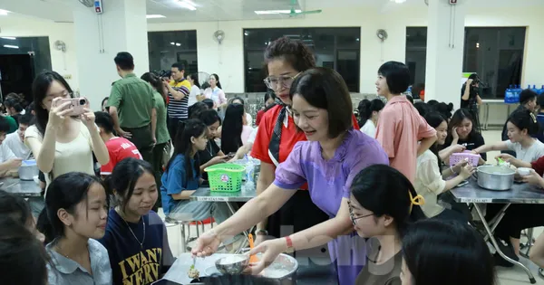 Bếp sáng đèn xuyên đêm nấu suất ăn miễn phí cho học sinh nghèo đi thi