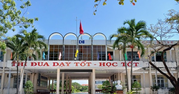 Hiệu trưởng và 2 cấp phó bị xem xét kiểm điểm do giáo viên tố cáo