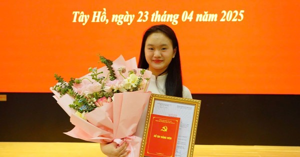 Nữ sinh lớp 12 - Cánh chim đầu đàn của lớp chuyên Địa được kết nạp Đảng