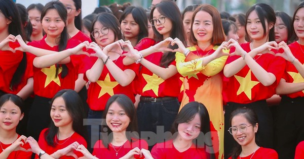 Sân trường, lớp học rực rỡ sắc đỏ mừng đại lễ 30/4