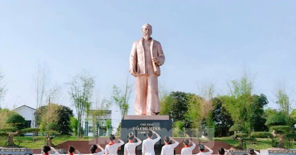 Nhìn gần tượng đài ‘Bác Hồ về thăm quê’ ở Làng Sen