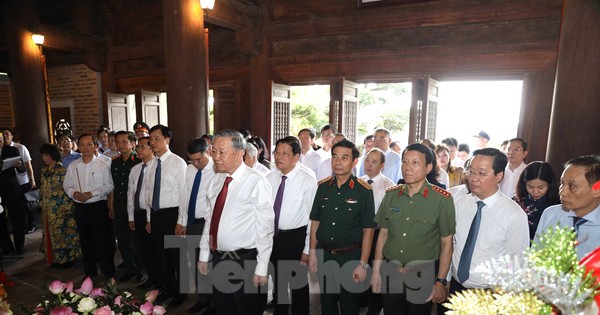Tổng Bí thư Tô Lâm dâng hương tưởng niệm Chủ tịch Hồ Chí Minh