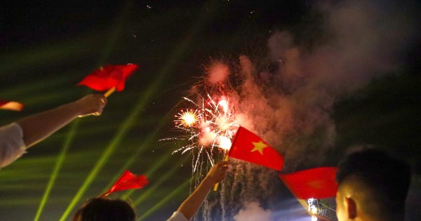 Pháo hoa rực rỡ tại khai mạc Lễ hội Làng Sen năm 2025