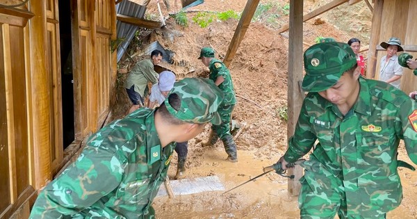 Bộ đội, công an giúp dân khắc phục hậu quả lũ quét