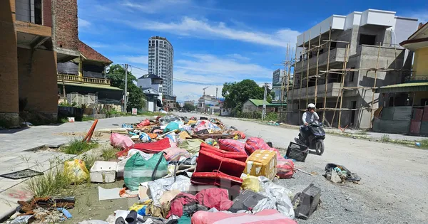 Rác thải ngổn ngang, tràn ra lòng đường trung tâm thành phố ở Nghệ An