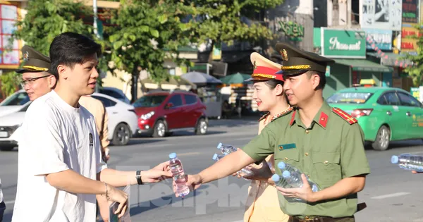 Hình ảnh đẹp chiến sĩ công an tiếp sức mùa thi