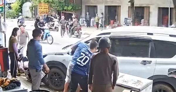 Phản ứng nhanh của anh thợ điện lạnh cứu tài xế nghi đột quỵ trong xe ô tô