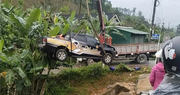 Xe máy va chạm ô tô bán tải, 3 người thương vong