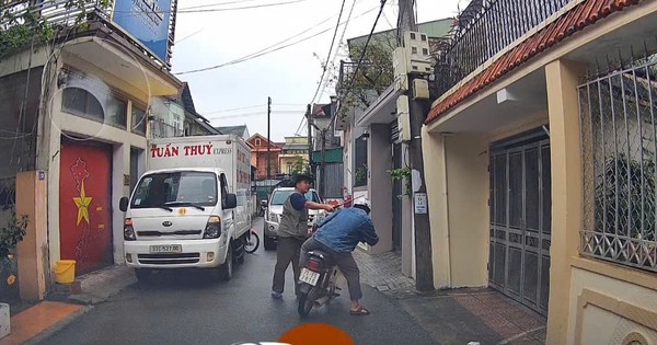 Đậu xe chắn hết lối đi, tài xế cầm hung khí đánh người đi đường