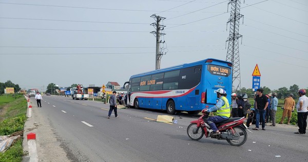 Xe máy bị cuốn vào gầm xe khách, 2 người tử vong