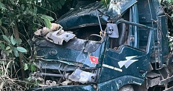 Xe chở keo lật xuống sườn đồi, hai người thương vong
