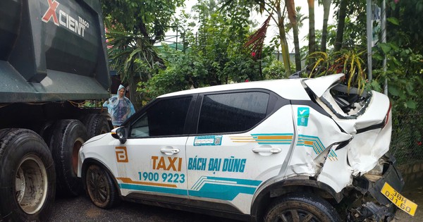Xe đầu kéo và ô tô va chạm, đường Hồ Chí Minh ách tắc