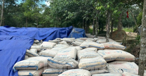 Hàng chục tấn xi măng ‘hóa đá’, người dân xót xa vì lãng phí