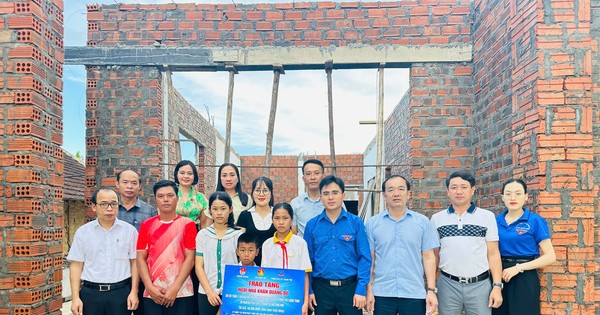 Thành Đoàn Hà Tĩnh trao tặng 3 ngôi nhà khăn quàng đỏ