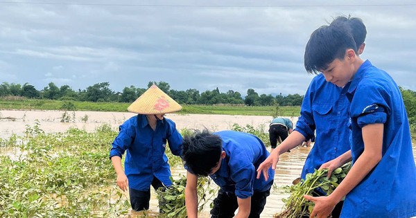 Thanh niên, bộ đội giúp người dân khắc phục sau trận lũ chưa từng có ở Hà Tĩnh
