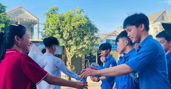 Hàng ngàn tình nguyện viên Đà Nẵng, Hà Tĩnh tiếp sức hỗ trợ thí sinh