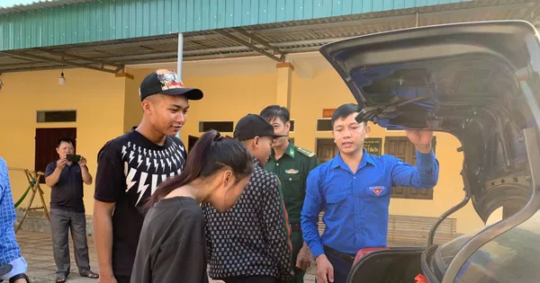 Vào tận bản đón học sinh người Chứt đi thi