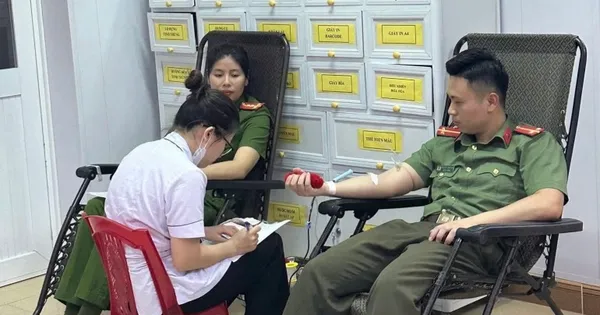 Cụ bà vượt qua nguy kịch nhờ 4 cán bộ công an hiến máu