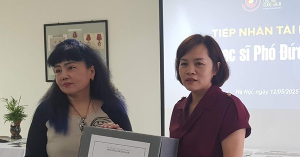 Tiếp nhận tư liệu gốc sáng tác nổi tiếng của nhạc sĩ Phó Đức Phương